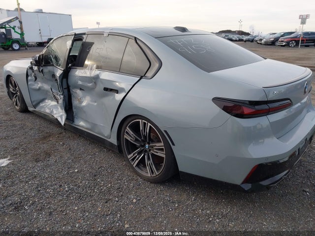2024 BMW 760 WBA33EJ05RCP93532 Photo 2