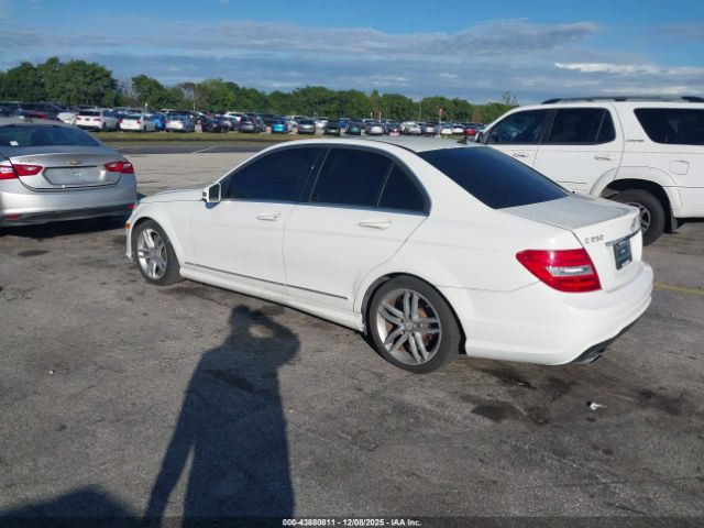2013 MERCEDES-BENZ C 250 WDDGF4HB7DR257514 Photo 2
