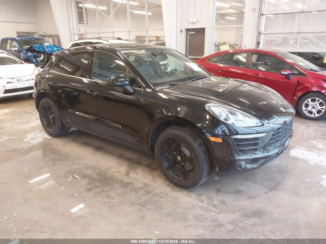 2017 PORSCHE MACAN WP1AA2A57HLB03500 Photo 0