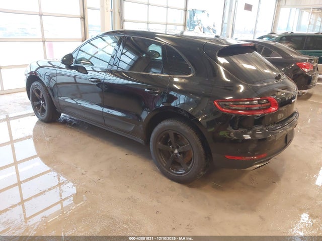 2017 PORSCHE MACAN WP1AA2A57HLB03500 Photo 2
