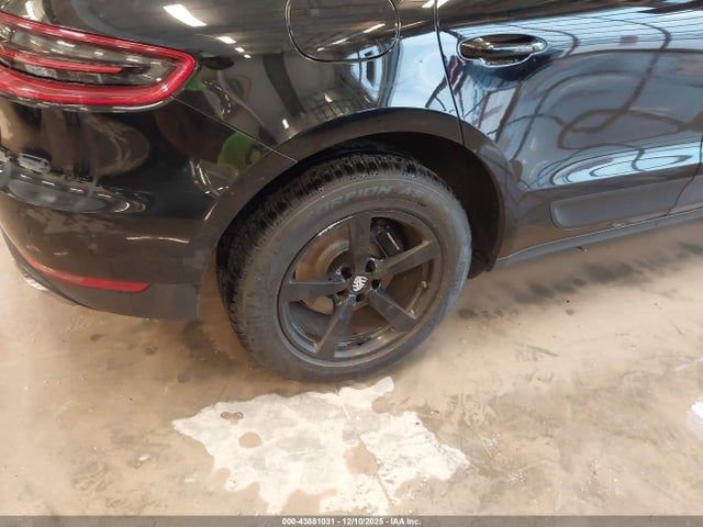2017 PORSCHE MACAN WP1AA2A57HLB03500 Photo 5