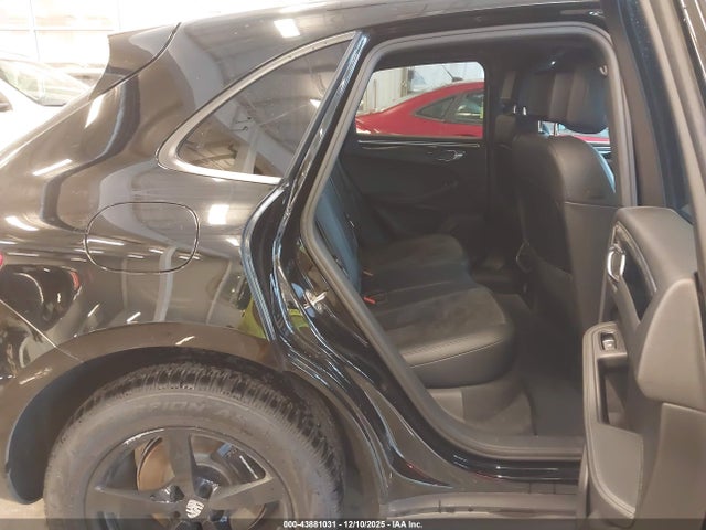 2017 PORSCHE MACAN WP1AA2A57HLB03500 Photo 7