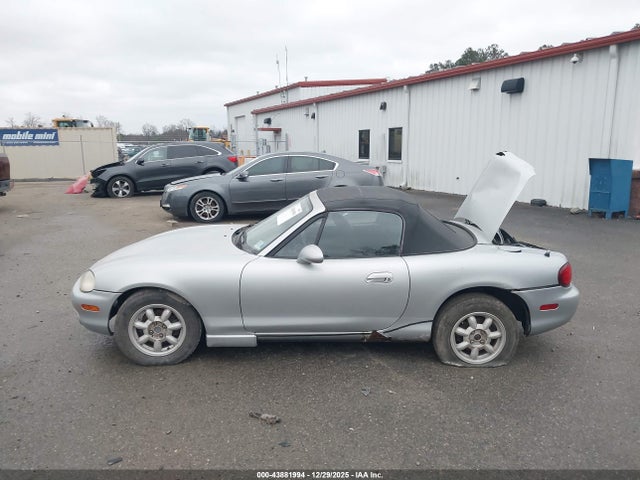 43881994 :رقم المزاد ، JM1NB3539Y0155291 vin ، 2000 Mazda Mx-5 Miata Ls/special Edition مزاد بيع