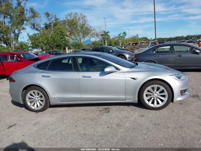 Tesla Model S 60/75 2017 5YJSA1E18HF205429 Image 13