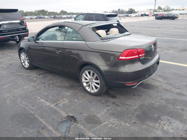 2015 VOLKSWAGEN EOS WVWBW8AH1FV005536 Photo 2