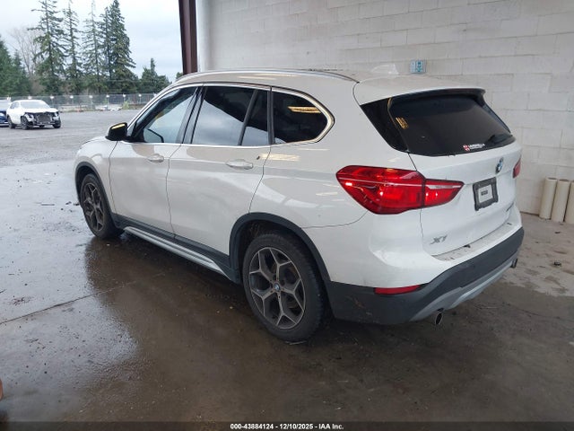2018 BMW X1 WBXHT3C3XJ5L29281 Photo 2