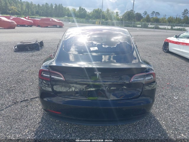 43884369 :رقم المزاد ، 5YJ3E1EA5JF039319 vin ، 2018 Tesla Model 3 مزاد بيع