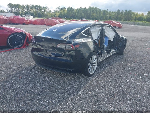 43884369 :رقم المزاد ، 5YJ3E1EA5JF039319 vin ، 2018 Tesla Model 3 مزاد بيع
