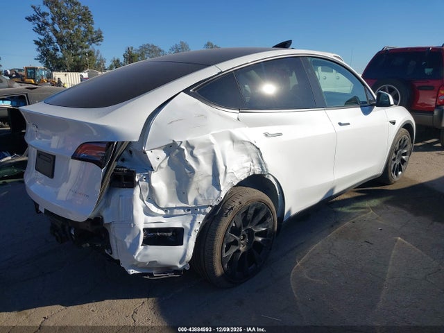 2024 TESLA MODEL Y 7SAYGAEE1RF088907 Photo 3