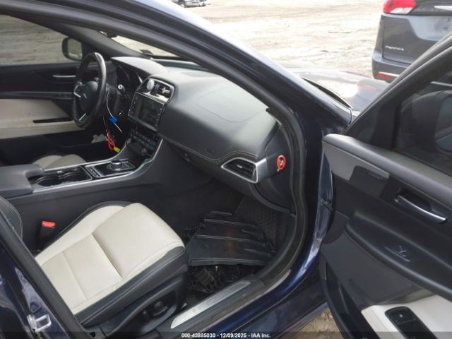 2017 JAGUAR XE SAJAF4BN2HA969065 Photo 4