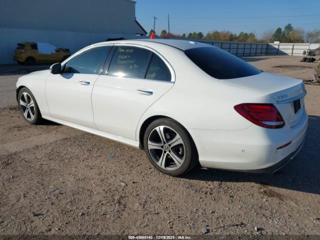 2017 MERCEDES-BENZ E 300 WDDZF4JBXHA272810 Photo 2