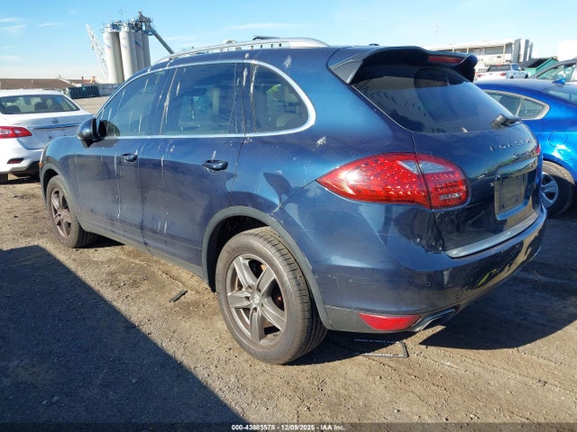 2011 PORSCHE CAYENNE WP1AA2A23BLA08302 Photo 2