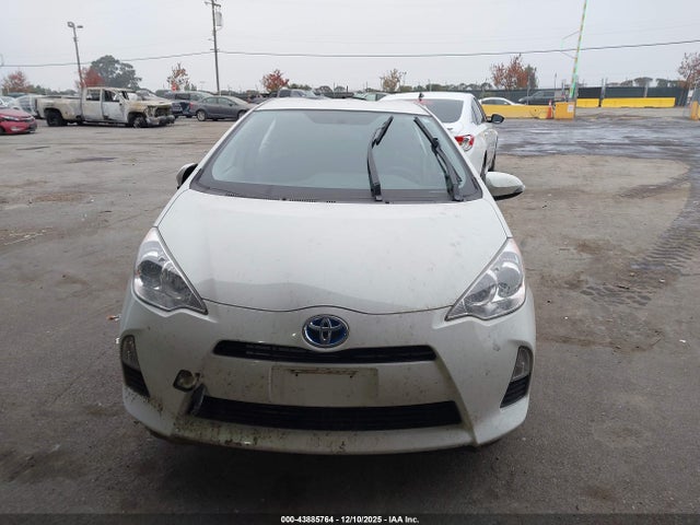 JTDKDTB30E1061548 Toyota Prius C Three