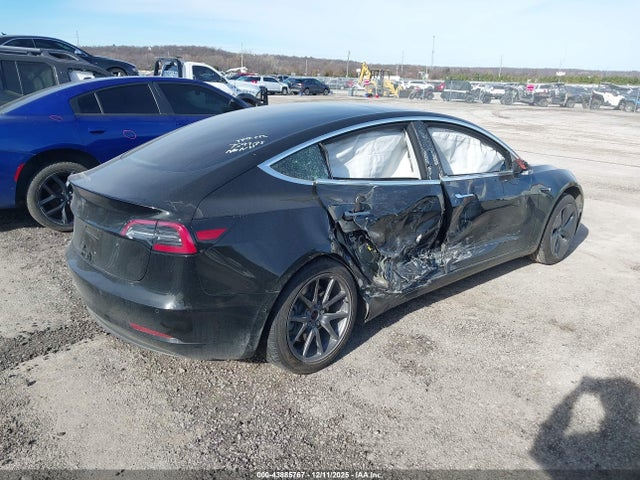 2018 TESLA MODEL 3 5YJ3E1EAXJF122860 Photo 3