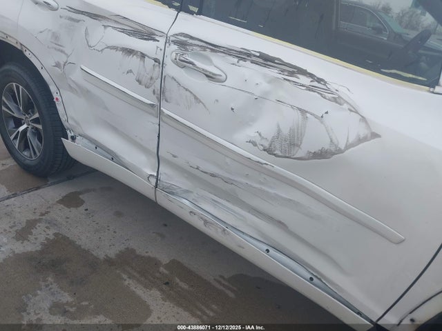 5TDZZRFH7JS249702 Toyota Highlander Le