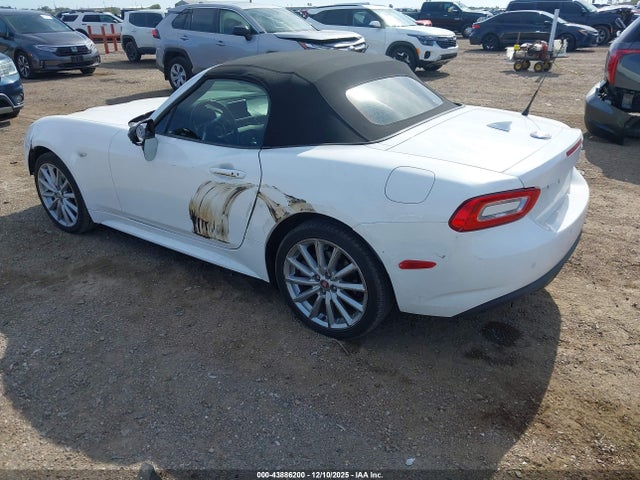 2017 FIAT 124 SPIDER JC1NFAEK5H0101628 Photo 2