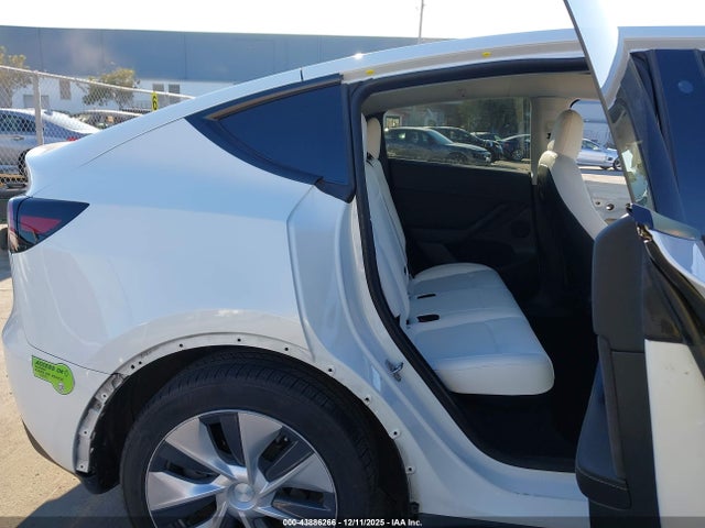 2023 TESLA MODEL Y 7SAYGDEE2PF613276 Photo 7
