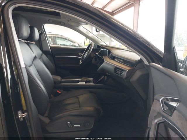 2019 AUDI E-TRON WA1VAAGE4KB006007 Photo 4