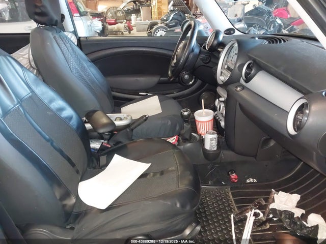 2010 MINI COOPER WMWMF3C52ATZ27863 Photo 4