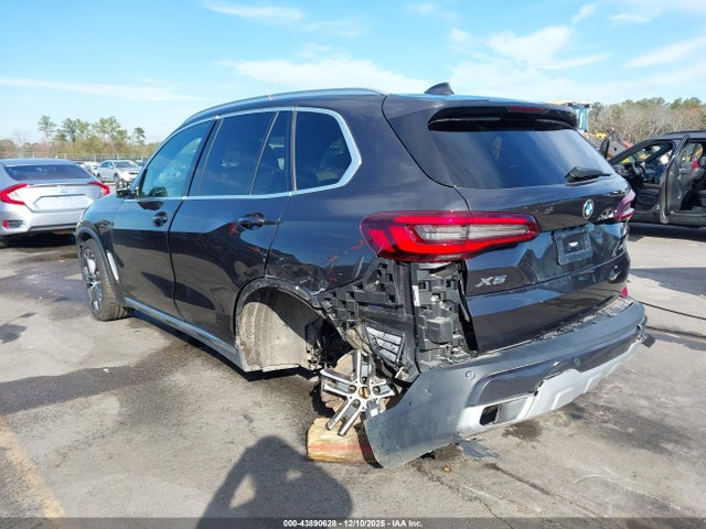 2021 BMW X5 5UXCR6C08M9E11666 Photo 2