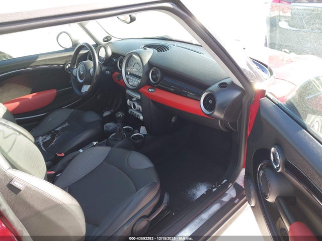 2010 MINI COOPER WMWMF3C52ATZ22775 Photo 4