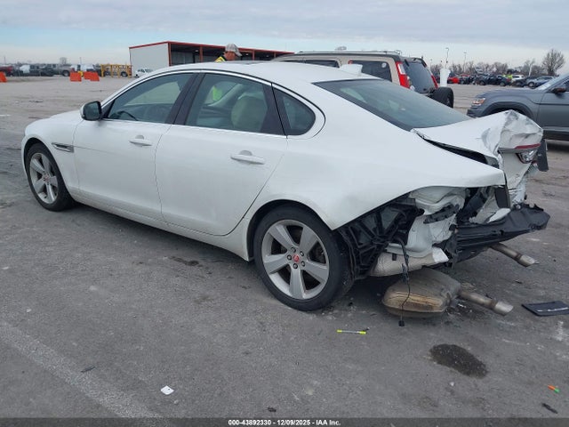 2018 JAGUAR XF SAJBS4FX7JCY54340 Photo 2