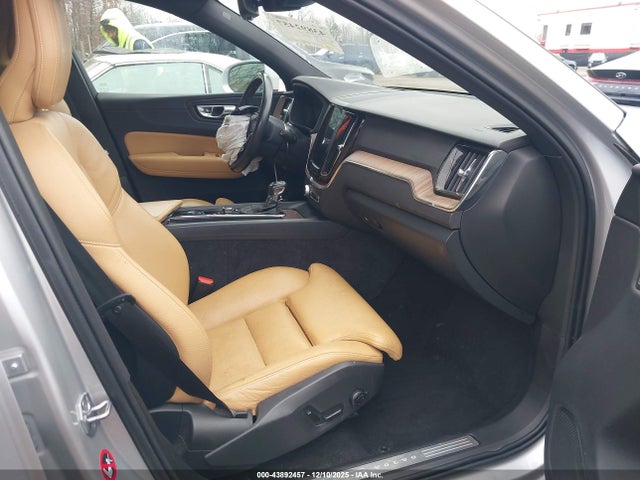 2019 VOLVO XC60 LYV102DK8KB205471 Photo 4