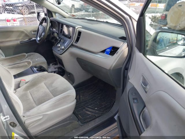 2017 TOYOTA SIENNA 5TDKZ3DC5HS792501 Photo 4