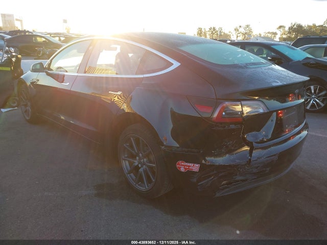 2018 TESLA MODEL 3 5YJ3E1EAXJF070985 Photo 2