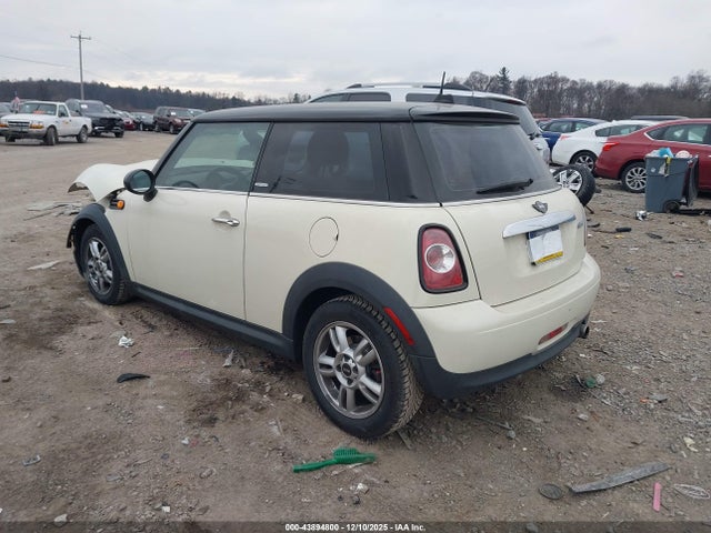 2012 MINI COOPER WMWSU3C57CT257565 Photo 2