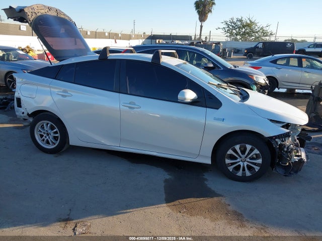 JTDKAMFP1N3227463 Toyota Prius Prime Le