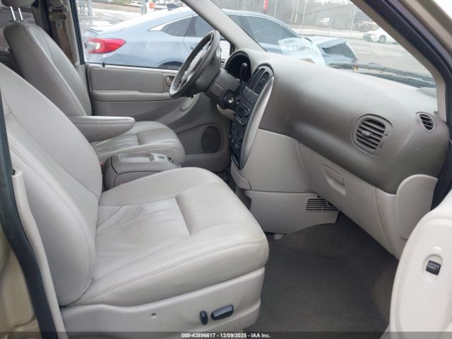 2005 CHRYSLER TOWN & COUNTRY 2C8GP54L85R197068 Photo 4