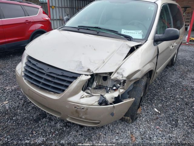 2005 CHRYSLER TOWN & COUNTRY 2C8GP54L85R197068 Photo 5