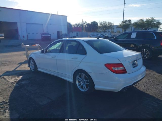2014 MERCEDES-BENZ C 250 WDDGF4HB6ER314397 Photo 2