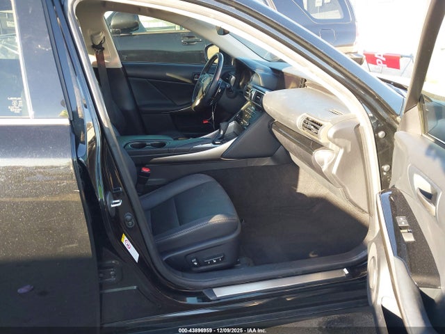 Lexus IS 300 2018 JTHBA1D27J5065941 Image 5