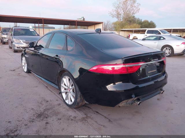 2016 JAGUAR XF SAJBL4BV4GCY12766 Photo 2