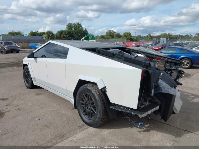2025 TESLA CYBERTRUCK 7G2CEHED4SA072245 Photo 2