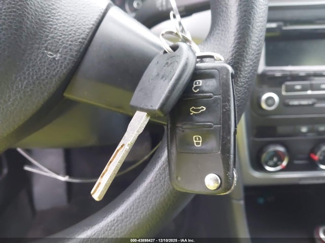 2013 Volkswagen Passat S მანქანა იყიდება აუქციონზე, vin: 1VWAP7A32DC033648, აუქციონის ნომერი: 43898427