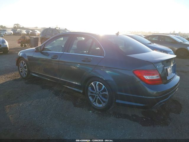 2013 MERCEDES-BENZ C 250 WDDGF4HB5DA791061 Photo 2
