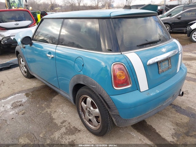 2010 MINI COOPER WMWMF3C50ATZ24461 Photo 2