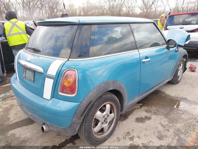 2010 MINI COOPER WMWMF3C50ATZ24461 Photo 3