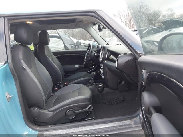 2010 MINI COOPER WMWMF3C50ATZ24461 Photo 4