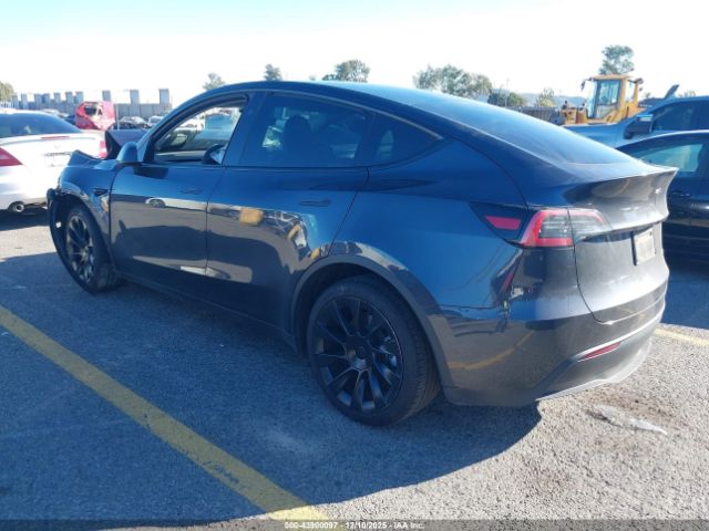 2024 TESLA MODEL Y 7SAYGDEEXRA227463 Photo 2