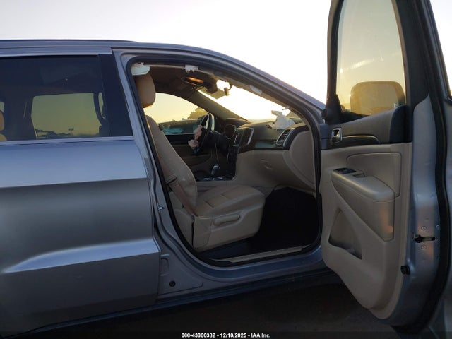 1C4RJEAG4JC311847 Jeep Grand Cherokee Laredo 4x2