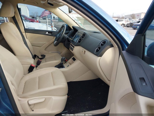 2017 VOLKSWAGEN TIGUAN WVGAV7AXXHK004093 Photo 4