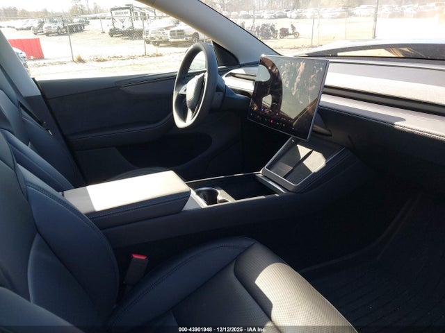 2026 TESLA MODEL Y 7SAYGDED5TA462609 Photo 4