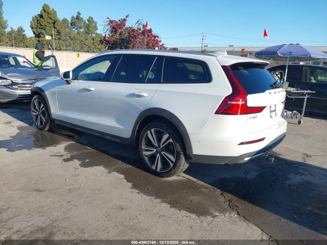 2025 VOLVO V60 CROSS COUNTRY YV4L12WK0S2149799 Photo 2