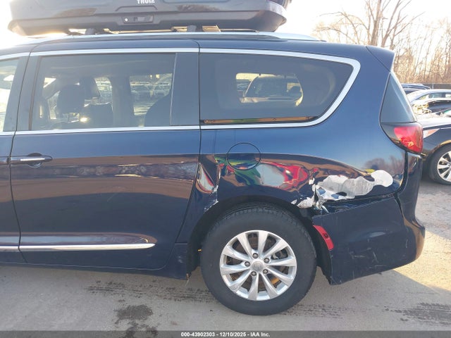 2017 Chrysler Pacifica Touring-l მანქანა იყიდება აუქციონზე, vin: 2C4RC1BG2HR576138, აუქციონის ნომერი: 43902303
