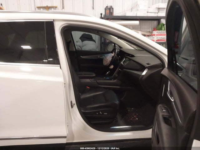 2017 CADILLAC XT5 1GYKNBRS4HZ138622 Photo 4