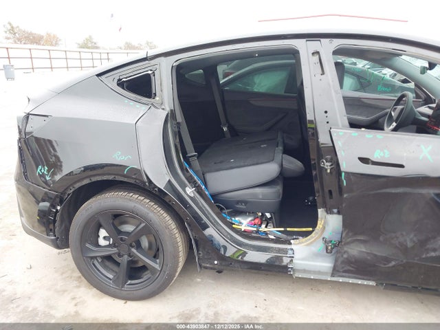 2026 TESLA MODEL Y 7SAYGDED5TA438620 Photo 5